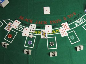 Hãy cùng tôi khám phá những điều thú vị về blackjack tại ae88bet và những lợi ích mà trò chơi này mang lại.